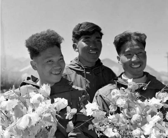 △1960年5月25日凌晨4點20分，中國登山隊隊員成功登上珠穆朗瑪峰。（右起）王富洲、貢布（藏族）和屈銀華。